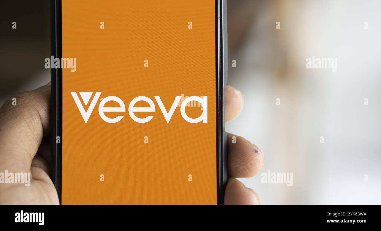 Il logo Veeva Systems viene visualizzato sullo smartphone. Veeva Systems Inc è un'azienda statunitense di cloud computing Foto Stock