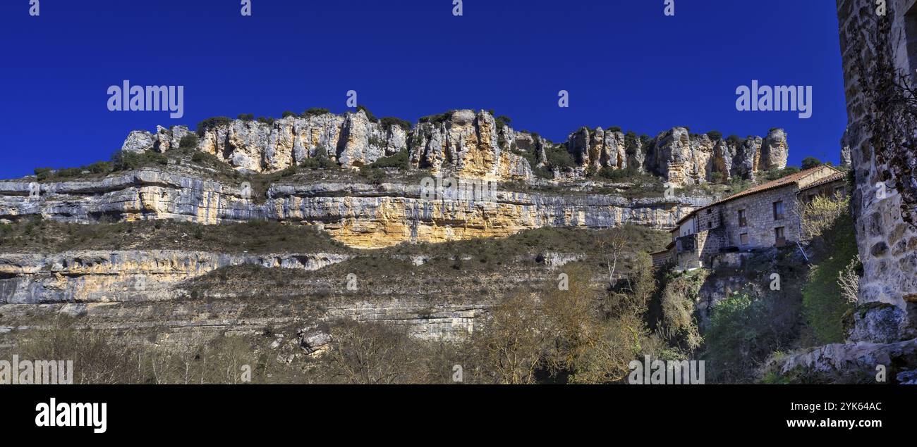 Paesaggio carsico, punto di interesse geologico, Parco naturale Hoces del alto Ebro y Rudron, Orbaneja del Castillo, Villaggio medievale, Comarca del Param Foto Stock