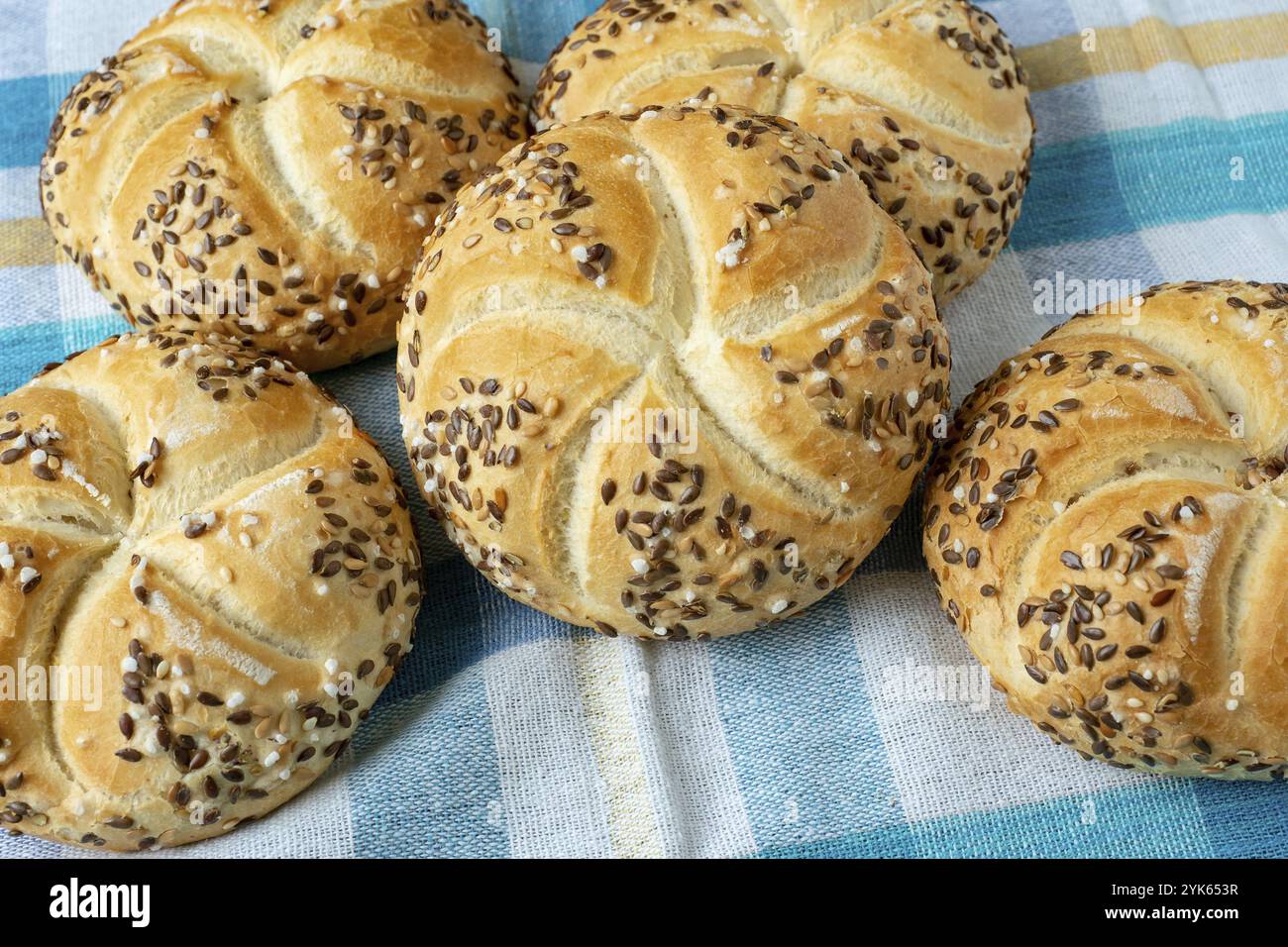 Gruppo di pasta di pane cotto al forno kaiser, prodotti da forno Foto Stock