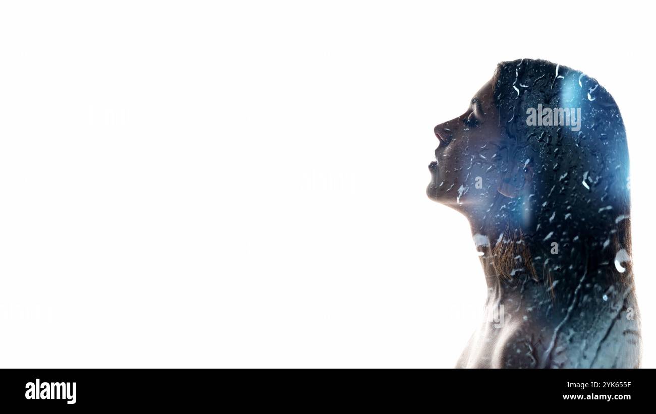 Ritratto creativo. Malinconia urbana. Pioggia gocce luci bokeh con silhouette femminile doppia esposizione isolata su sfondo bianco vuoto. Foto Stock
