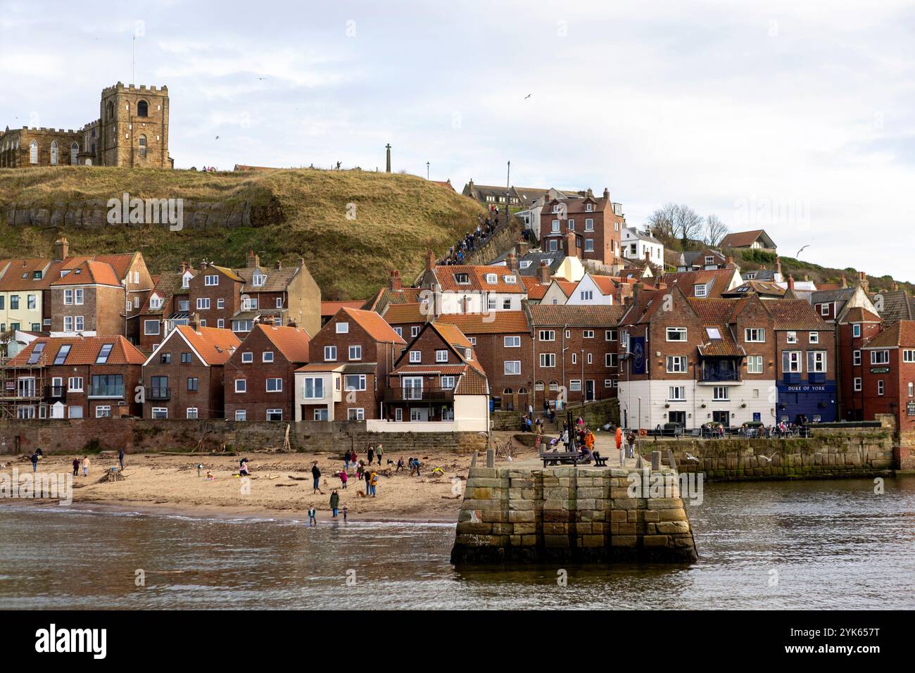 Vista di Whitbys East Cliff che si affaccia sul porto storico e sull'abbazia di cottage e case Foto Stock