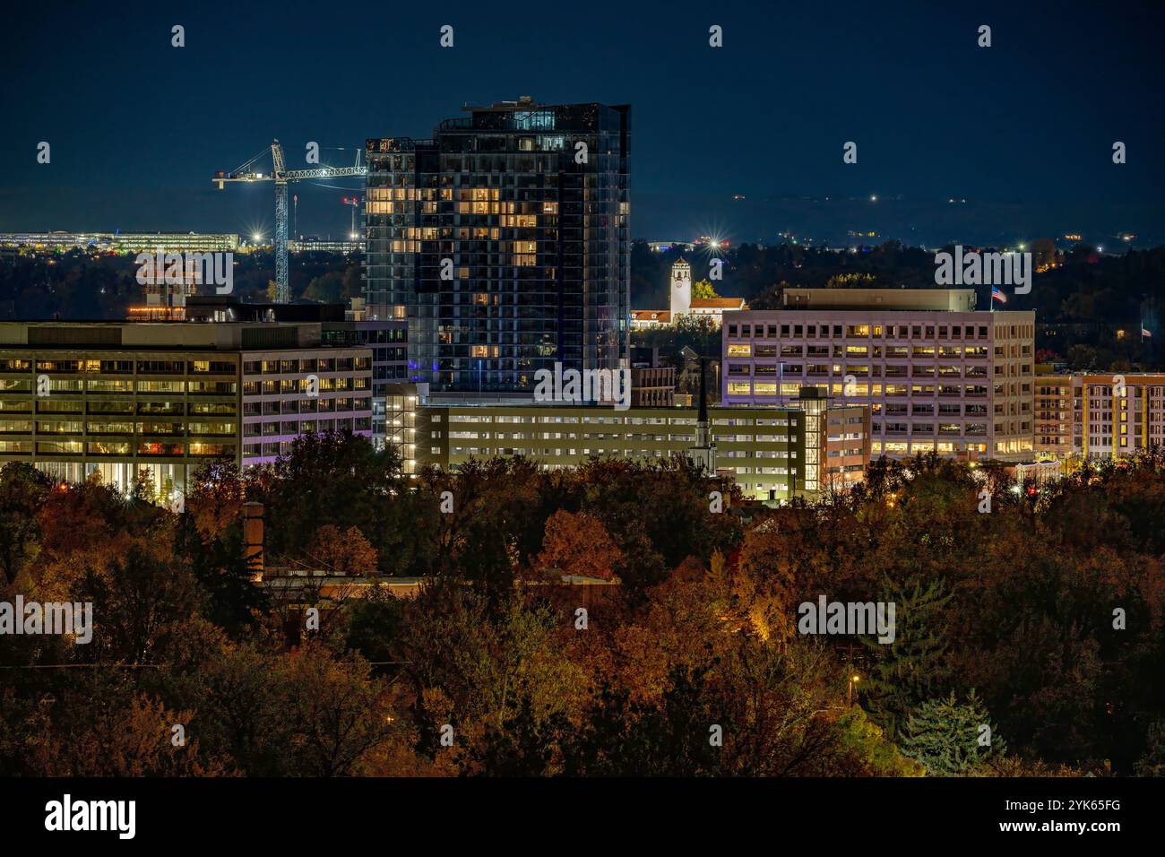 Vista notturna di Boise Idaho con il nuovo edificio a 26 piani Foto Stock