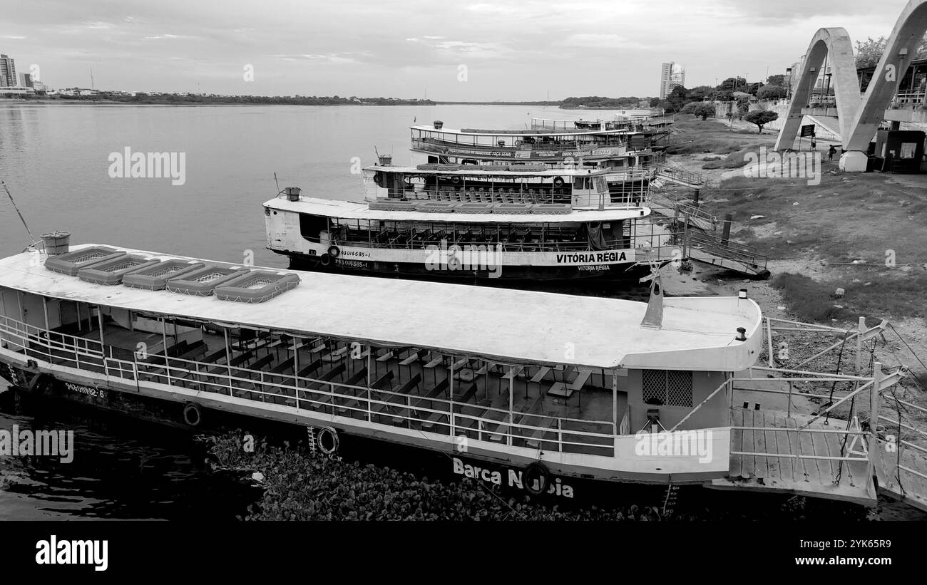 juazeiro, bahia, brasile - 14 novembre 2024: Vista del porto dei traghetti per attraversare il fiume Sao Francisco Foto Stock