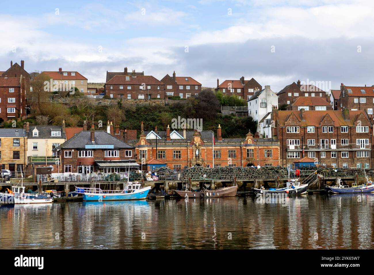 Vista di Whitbys East Cliff che si affaccia sul porto storico e sull'abbazia di cottage e case Foto Stock