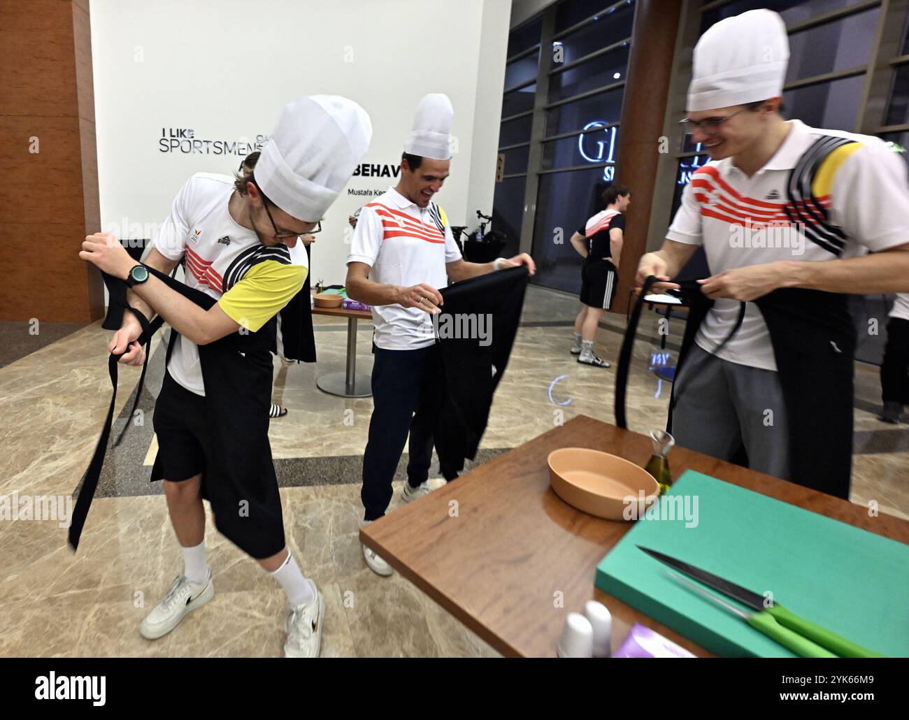 Belek, Turchia. 17 novembre 2024. L'atleta belga Niels Van Zandweghe, il belga Greg Van Avermaet e il belga Christian Iguacel nella foto durante un team building con un'attività di cucina parte del campo di allenamento organizzato dal Comitato olimpico belga BOIC-COIB a Belek, Turchia, domenica 17 novembre 2024. Il campo si svolge dall'11 al 25 novembre. BELGA PHOTO ERIC LALMAND credito: Belga News Agency/Alamy Live News Foto Stock