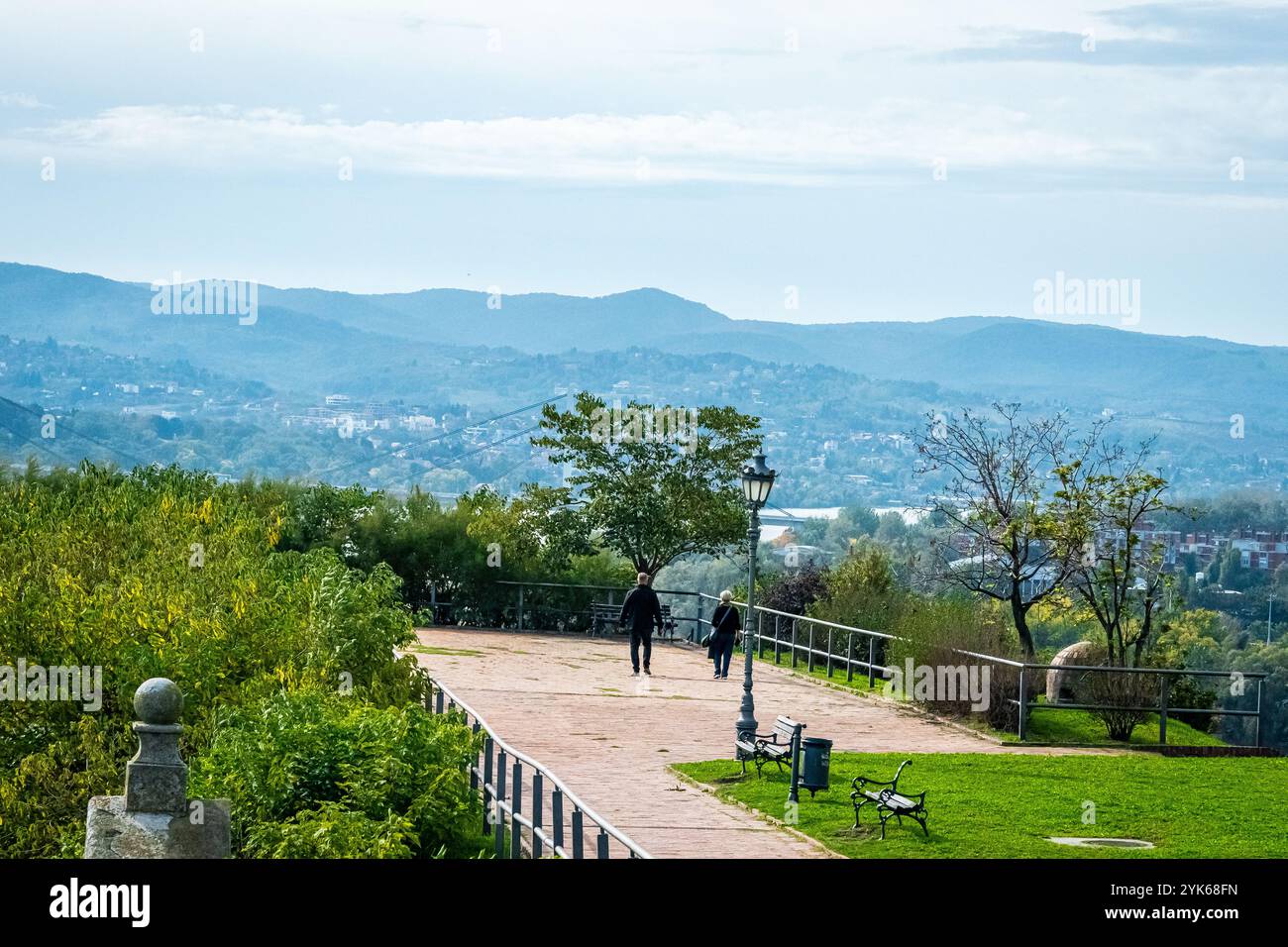 La fortezza arroccata sul colle Petrovaradin sorveglia la città, mentre le affascinanti strade e gli edifici moderni di Novi Sad sono sparsi, creando così Foto Stock