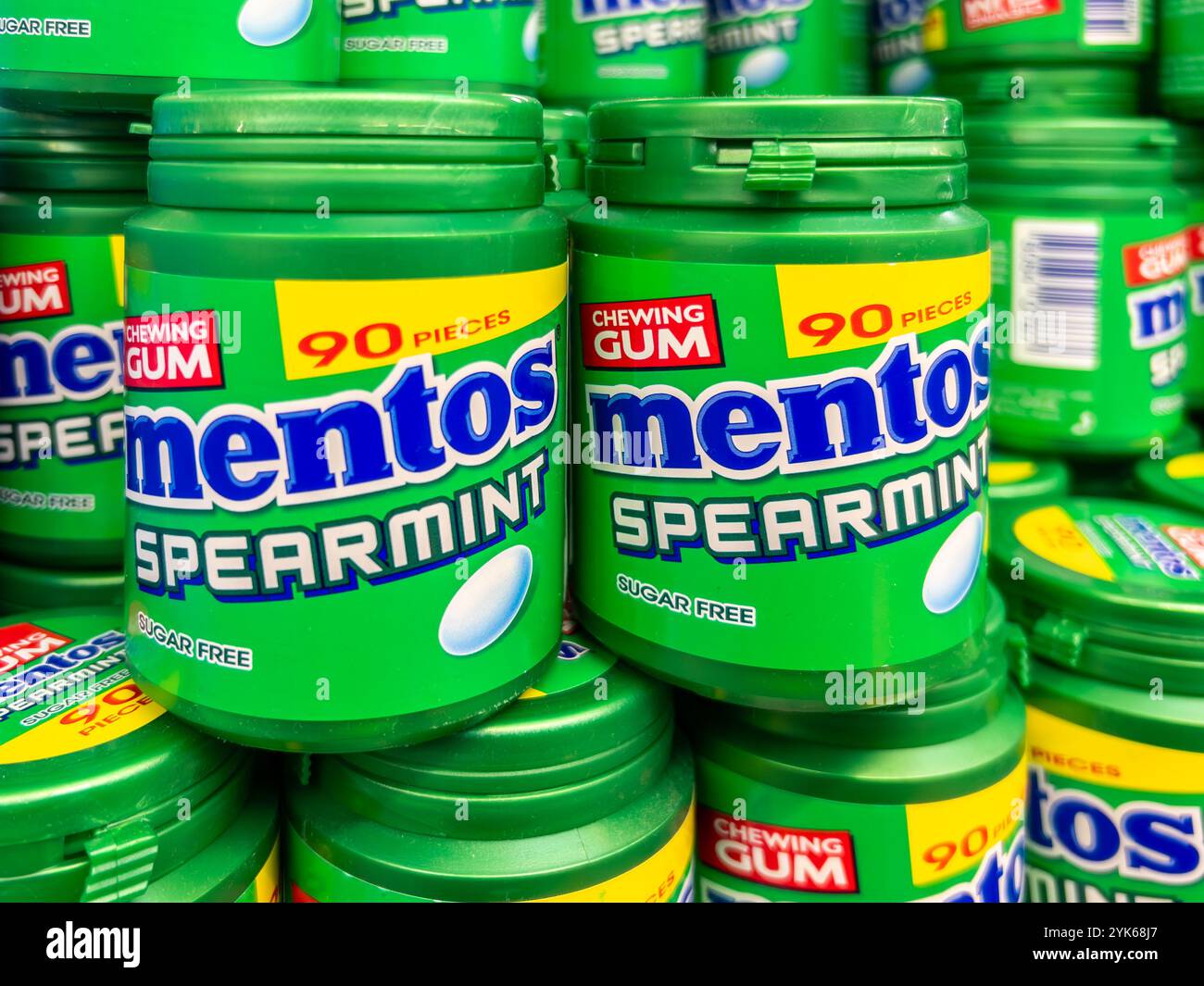 Italia - 11 novembre 2024: Gomma di menta verde Mentos senza zucchero in lattine di plastica verde in vendita nei supermercati Foto Stock