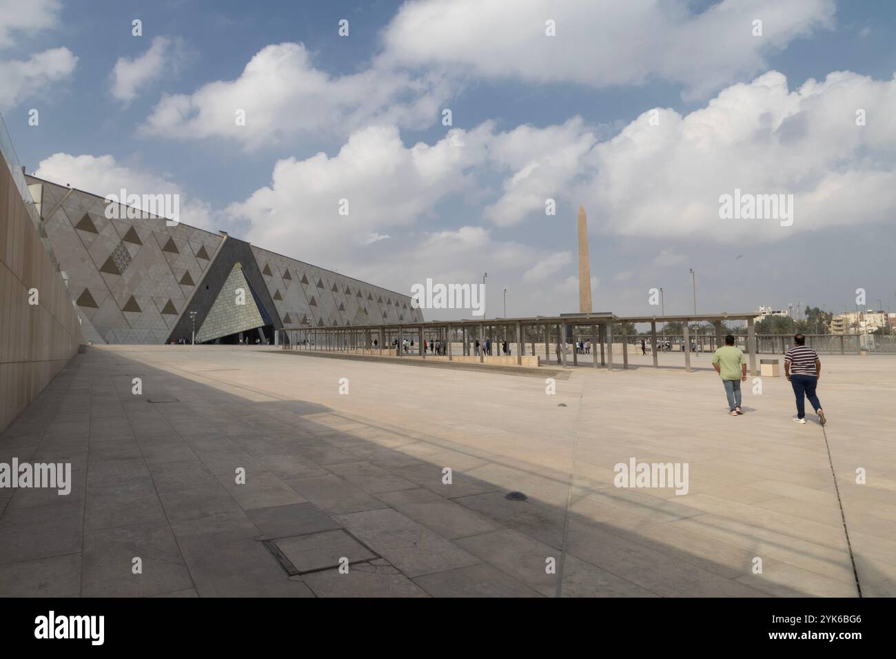 La facciata d'ingresso al Grand Egyptian Museum (GEM) al Cairo, Egitto, dopo l'apertura parziale il 16/10/24. Foto Stock