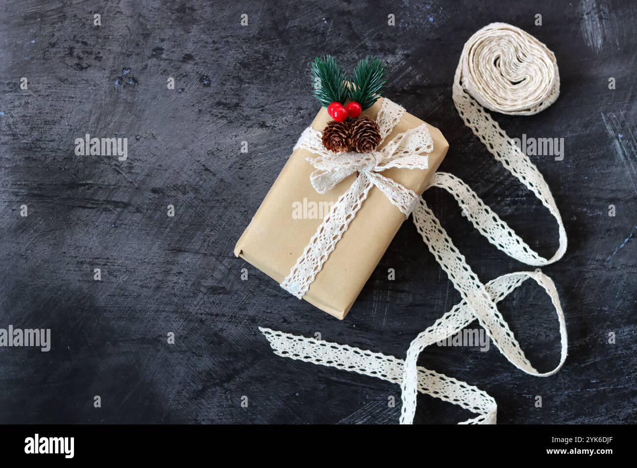 Composizione natalizia o Capodanno con confezioni regalo su sfondo scuro con spazio per il testo. Decorazioni natalizie Foto Stock