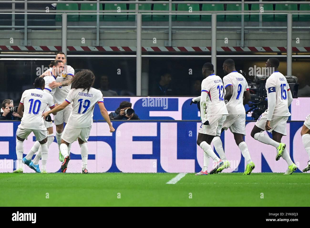 Adrien Rabiot (Olympique de Marseille) di Francia festeggia dopo aver segnato un gol durante la partita di calcio della UEFA Nations League tra Italia e Francia allo stadio San Siro di Milano, Italia il 17 novembre 2024 credito: Piero Cruciatti/Alamy Live News Foto Stock