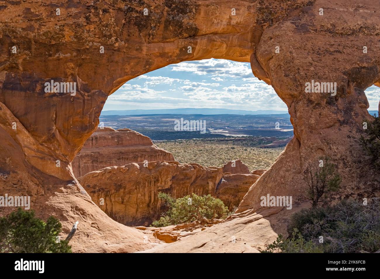 Wall Arch lungo il sentiero del Devils Garden nell'Arches National Park nello Utah Foto Stock