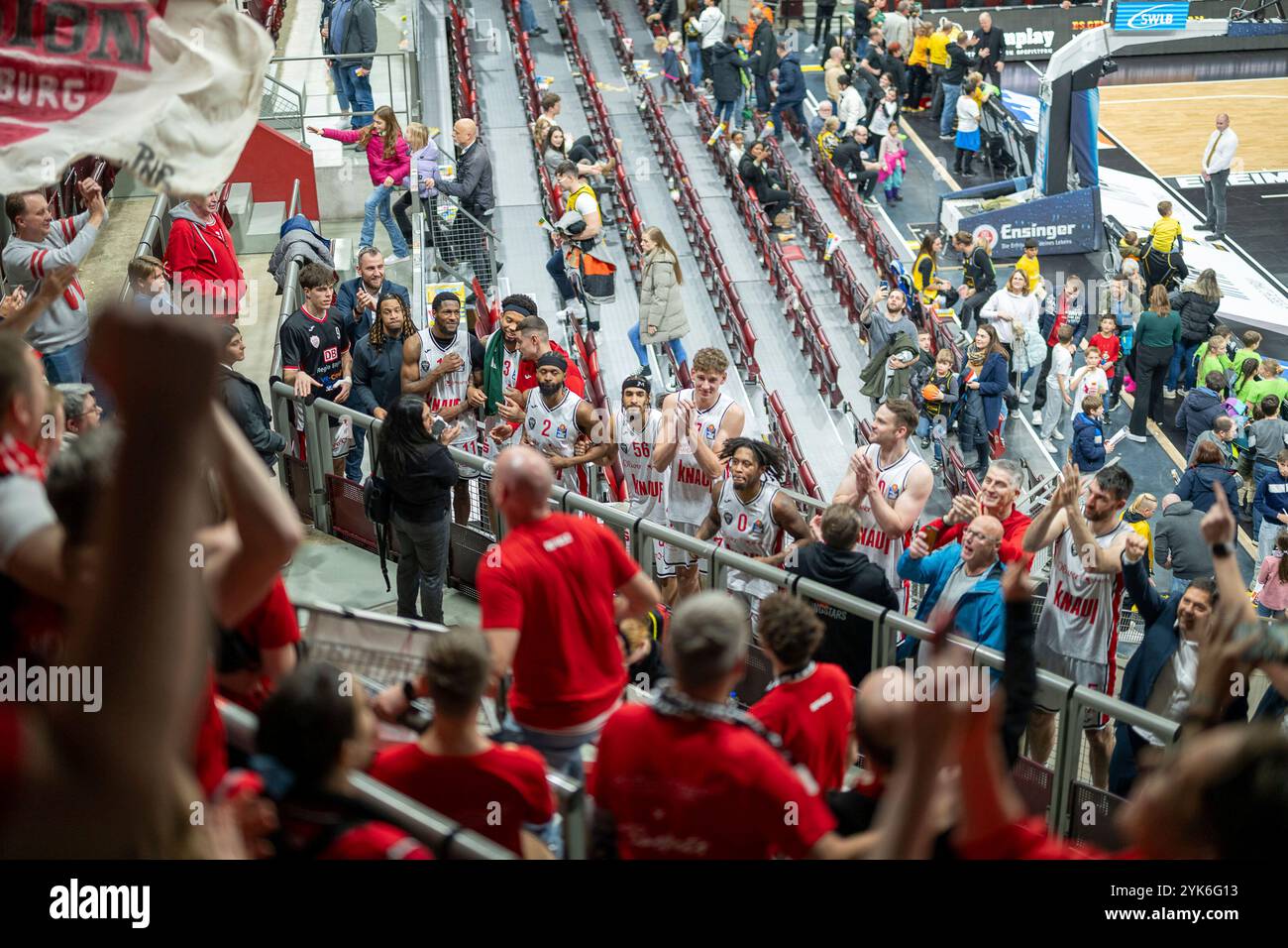 Ludwigsburg, Germania. 17 novembre 2024. Die Wuerzburger feiuern im Block mit ihren Zuschauer und FANS, GER, MHP Riesen Ludwigsburg vs. FIT/One Wuerzburg Baskets, easycredit BBL, Basketball, Bundesliga, 9. Spieltag, Spielzeit 2024/2025, 17.11.2024, foto: Eibner-Pressefoto/Sascha Walther credito: dpa/Alamy Live News Foto Stock