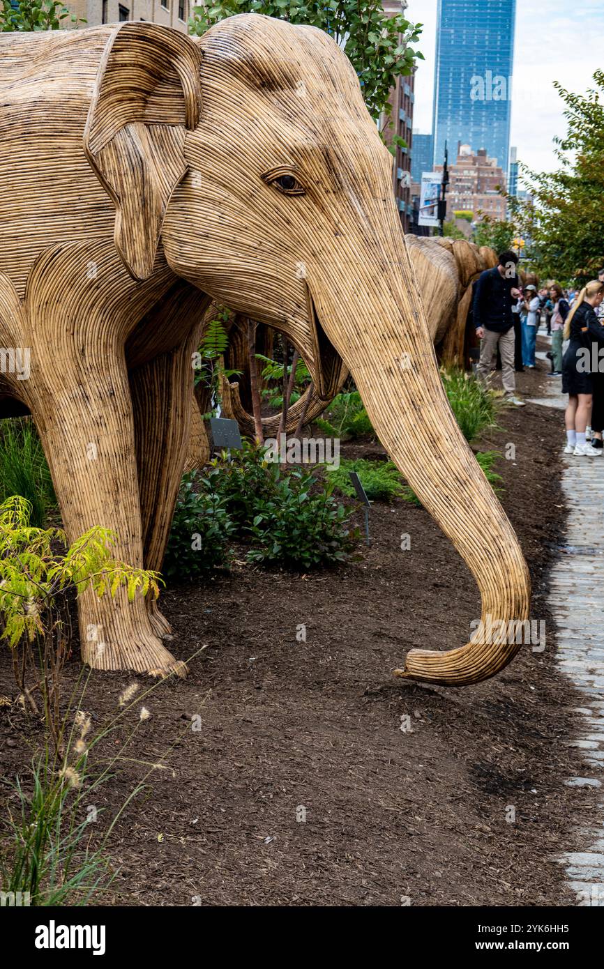 Scultura della grande migrazione degli elefanti realizzata dal collettivo di coesistenza, costruita da artigiani indigeni indiani della Lantana camara, New York City Foto Stock