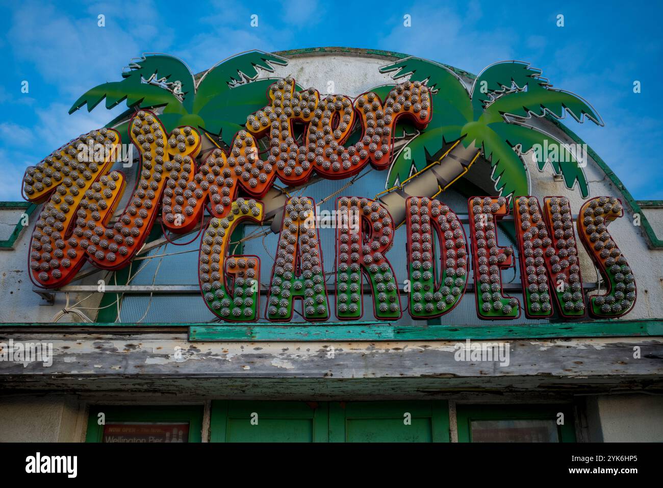 Great Yarmouth Winter Gardens sul lungomare. Il Grade ii Listed. Costruito in vetro e ferro in Torquay e spostato a Great Yarmouth nel 1904. In via di estinzione. Foto Stock