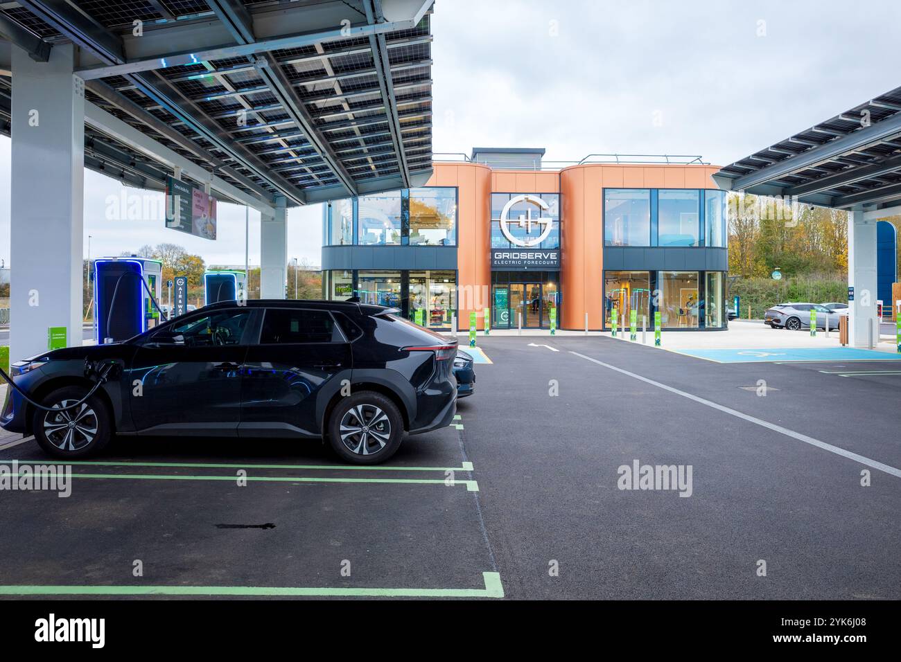 GRIDSERVE Electric Forecourt Stevenage. Stazione di servizio Gridserve Electric Car sulla A1M vicino a Stevenage. Gridserve Stevenage Electric Forecourt. Foto Stock