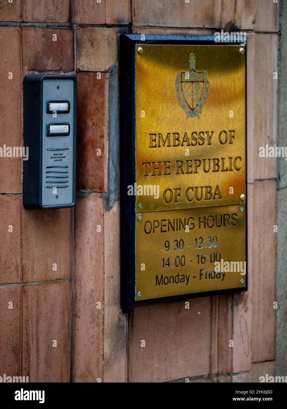 Ambasciata cubana Londra Regno Unito. Insegna dell'ambasciata cubana a Londra. Firma fuori dall'Ambasciata della Repubblica di Cuba al 167 di High Holborn, Londra. Foto Stock