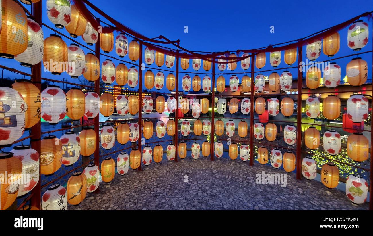 Un'affascinante esposizione di lanterne cinesi disposte in una formazione circolare, ognuna che rappresenta una stagione diversa e presenta una poesia unica. Foto Stock