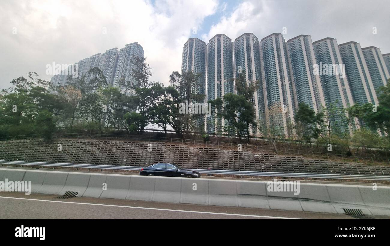 Un fitto paesaggio urbano di Hong Kong, caratterizzato da alti edifici residenziali Foto Stock