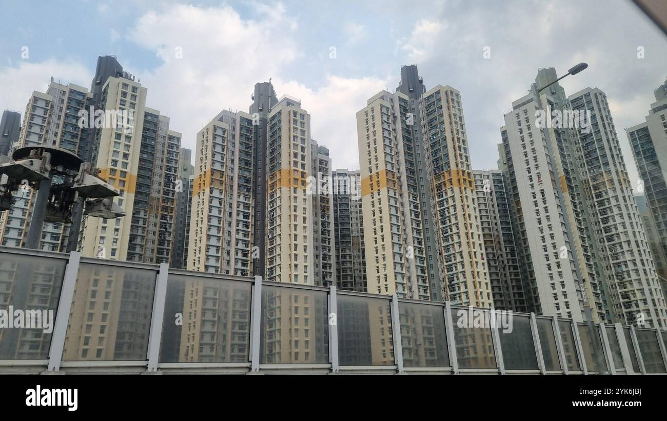 Un fitto paesaggio urbano di Hong Kong, caratterizzato da alti edifici residenziali. Foto Stock