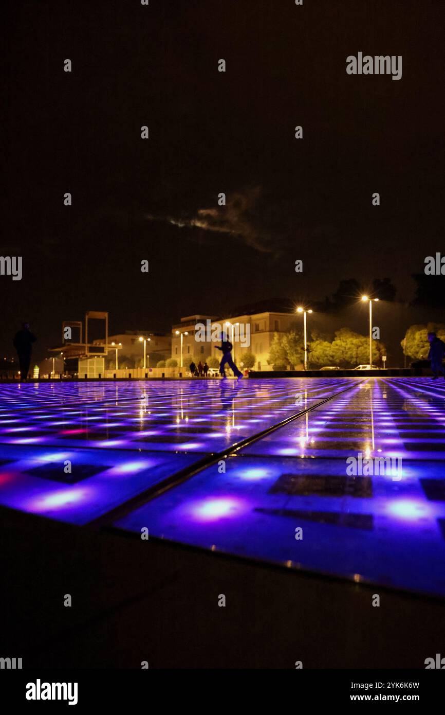 Zara, Croazia. 17 novembre 2024. Il Monumento al Sole è illuminato in viola come riconoscimento della giornata mondiale della prematurità a Zara, Croazia, il 17 novembre 2024. Foto: Sime Zelic/PIXSELL credito: Pixsell/Alamy Live News Foto Stock