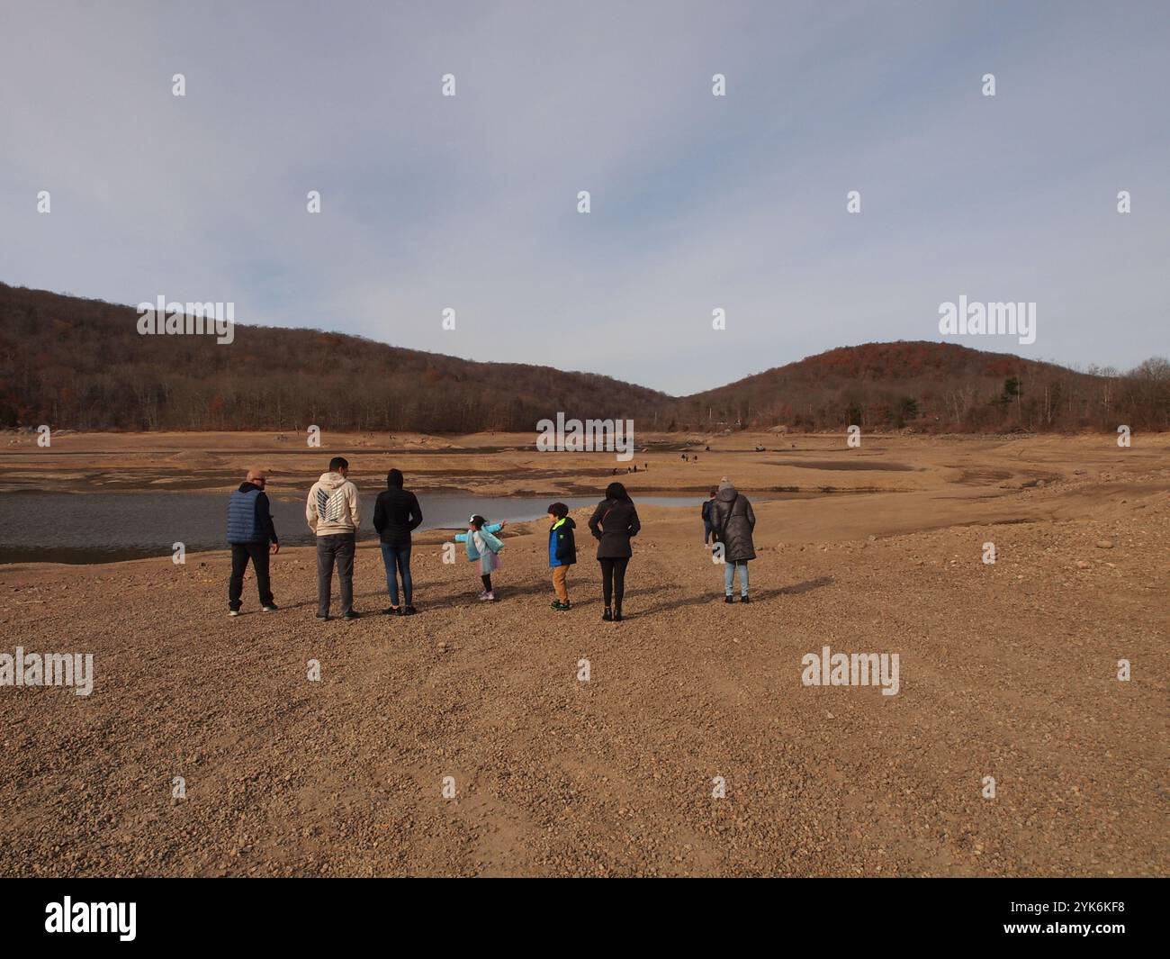 Serbatoio vuoto del New Jersey nella città di West Milford. Basso livello dell'acqua una combinazione di manutenzione e siccità in corso nel New Jersey. Foto Stock