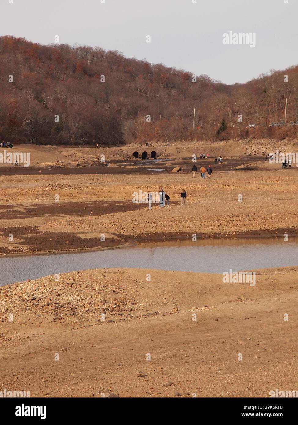Serbatoio vuoto del New Jersey nella città di West Milford. Basso livello dell'acqua una combinazione di manutenzione e siccità in corso nel New Jersey. Foto Stock