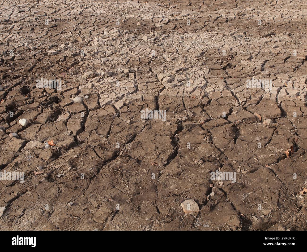 Serbatoio vuoto del New Jersey nella città di West Milford. Basso livello dell'acqua una combinazione di manutenzione e siccità in corso nel New Jersey. Foto Stock