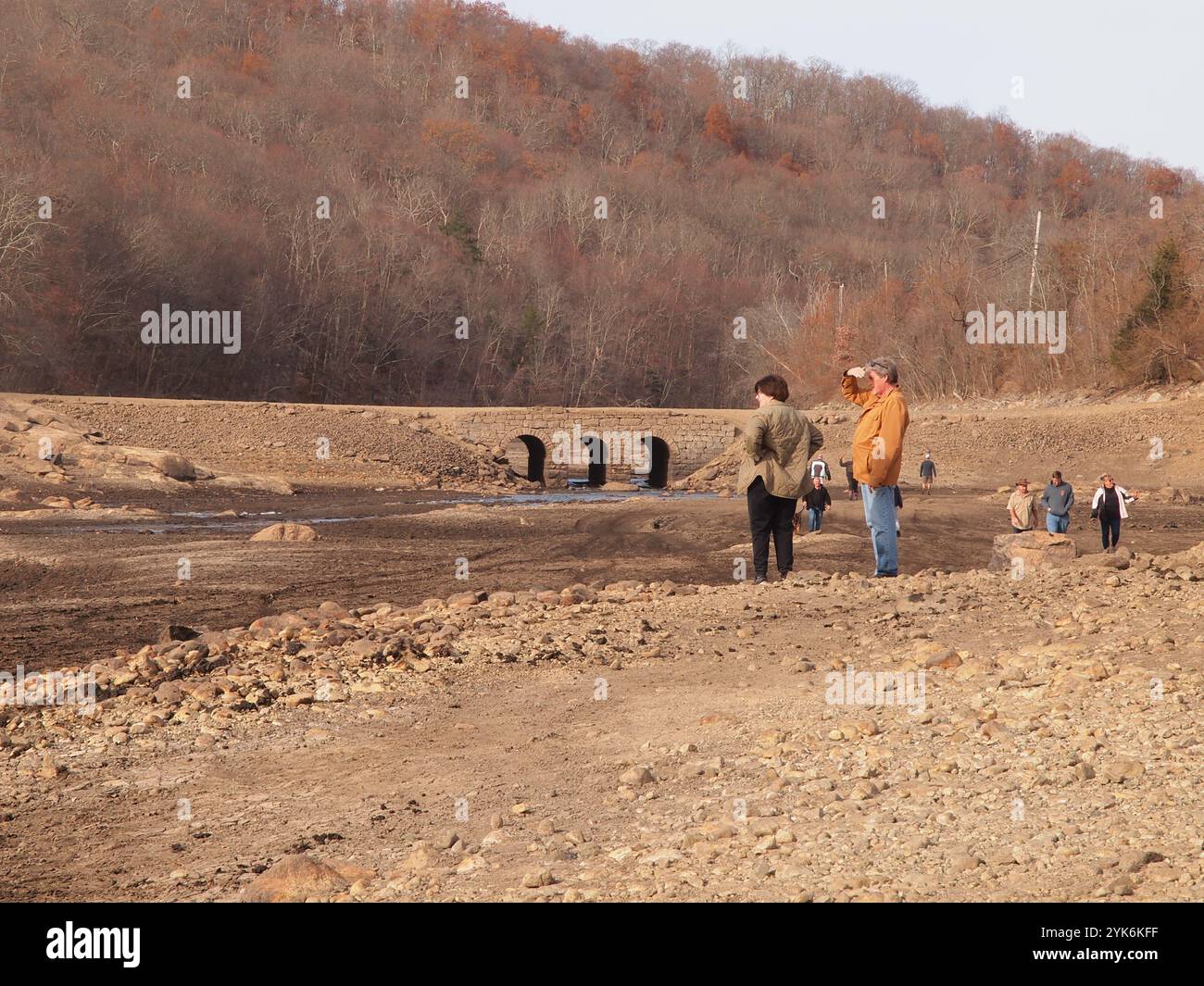 Serbatoio vuoto del New Jersey nella città di West Milford. Basso livello dell'acqua una combinazione di manutenzione e siccità in corso nel New Jersey. Foto Stock