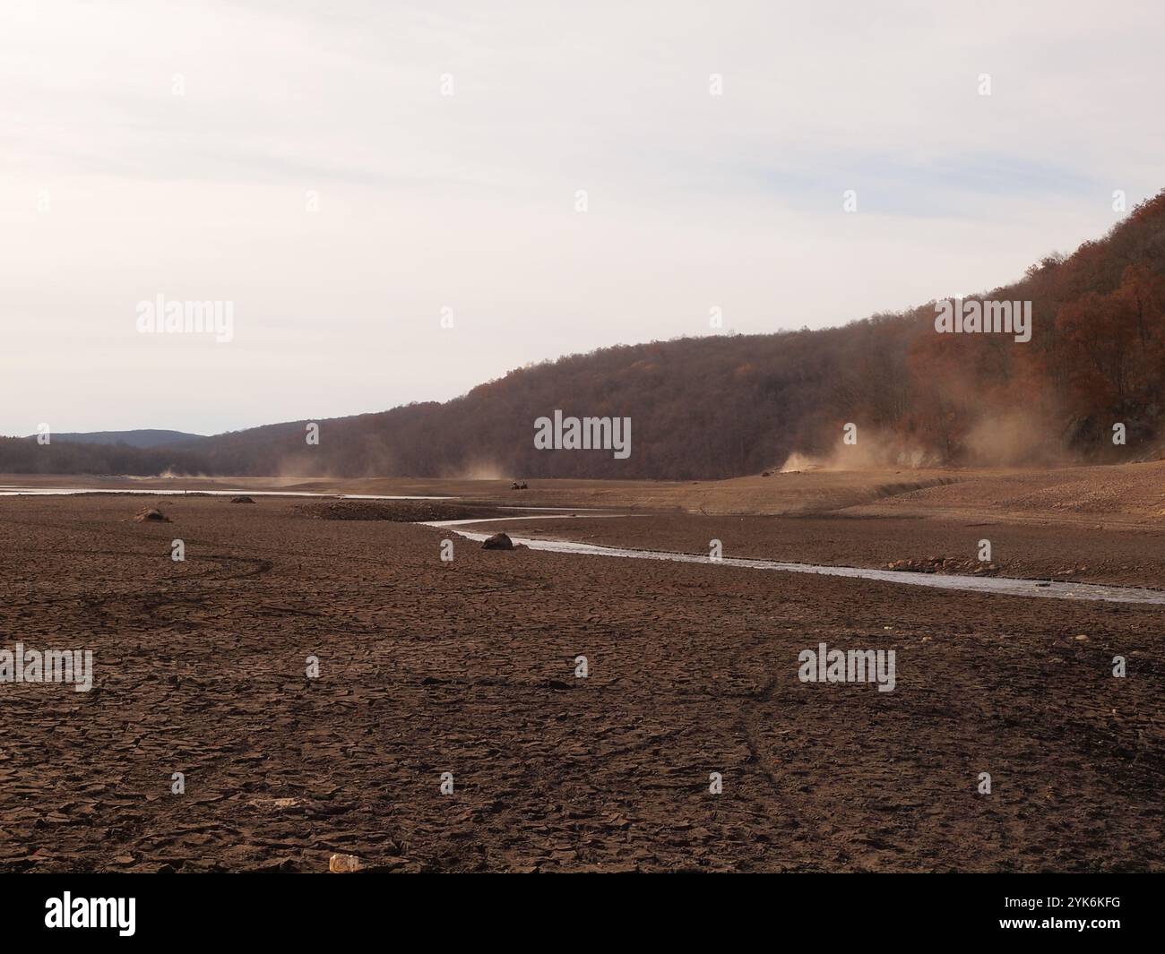 Serbatoio vuoto del New Jersey nella città di West Milford. Basso livello dell'acqua una combinazione di manutenzione e siccità in corso nel New Jersey. Foto Stock