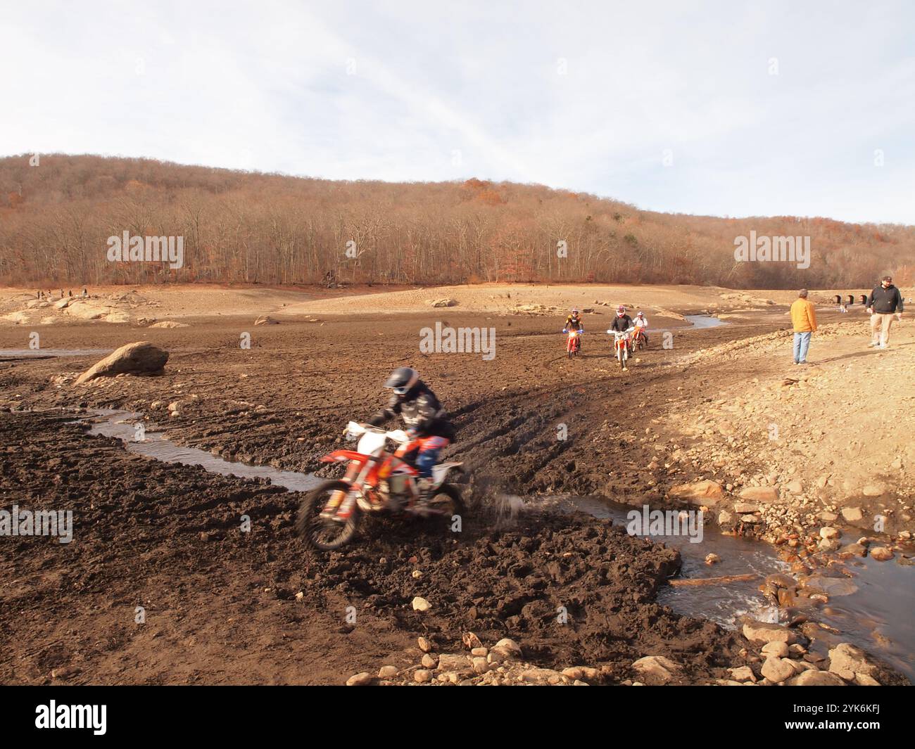Serbatoio vuoto del New Jersey nella città di West Milford. Basso livello dell'acqua una combinazione di manutenzione e siccità in corso nel New Jersey. Foto Stock