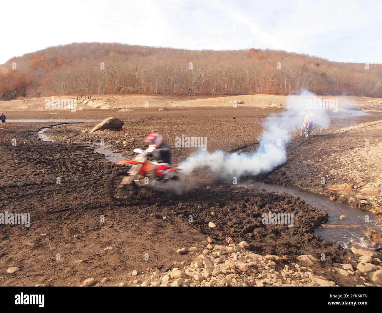 Serbatoio vuoto del New Jersey nella città di West Milford. Basso livello dell'acqua una combinazione di manutenzione e siccità in corso nel New Jersey. Foto Stock