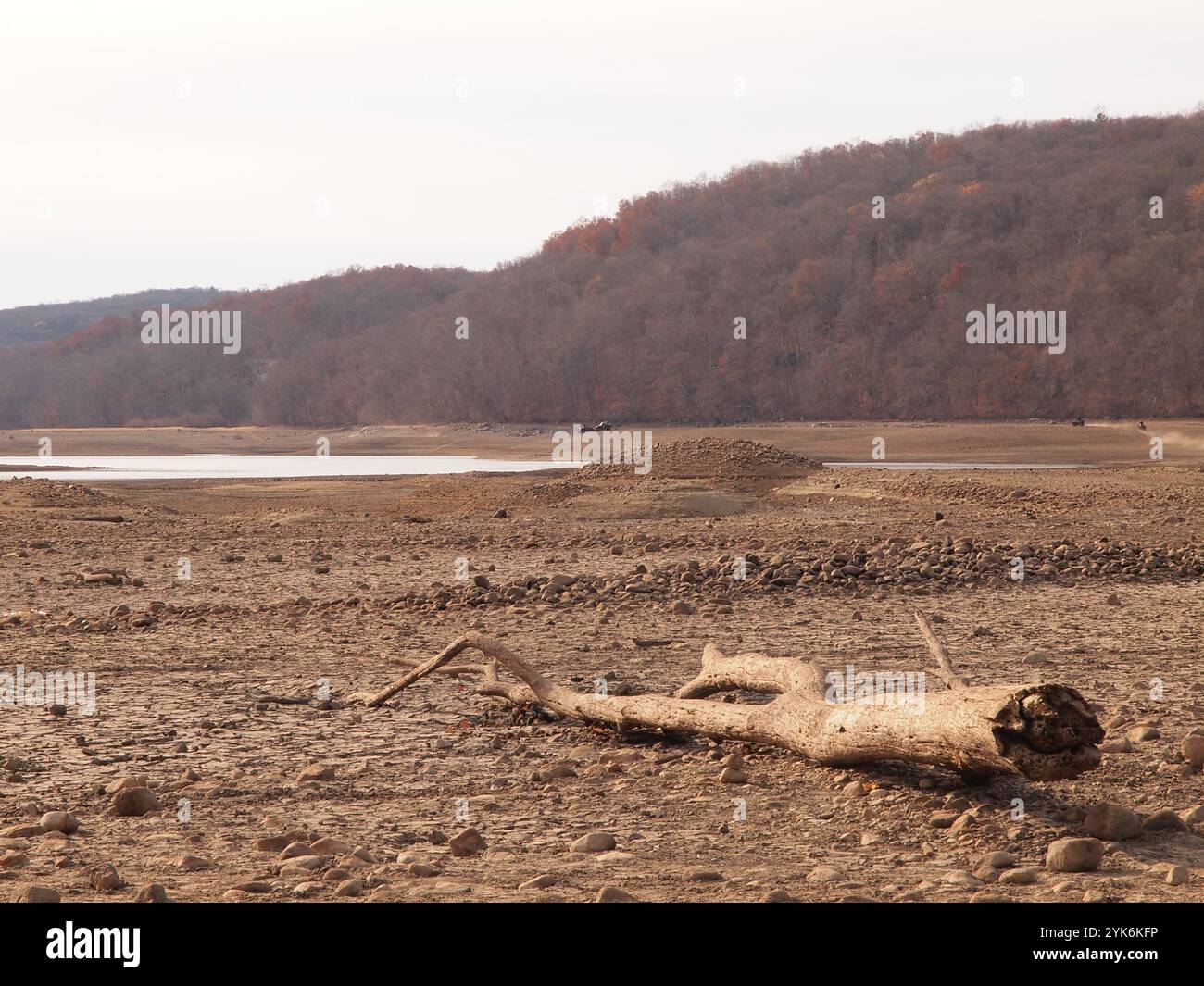 Serbatoio vuoto del New Jersey nella città di West Milford. Basso livello dell'acqua una combinazione di manutenzione e siccità in corso nel New Jersey. Foto Stock