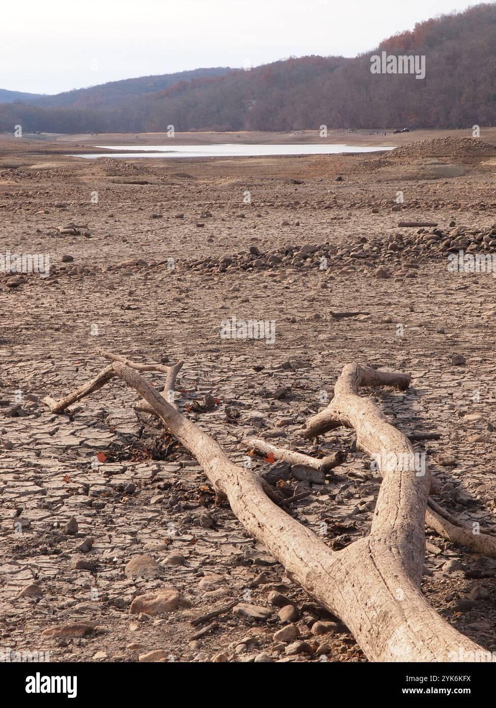 Serbatoio vuoto del New Jersey nella città di West Milford. Basso livello dell'acqua una combinazione di manutenzione e siccità in corso nel New Jersey. Foto Stock