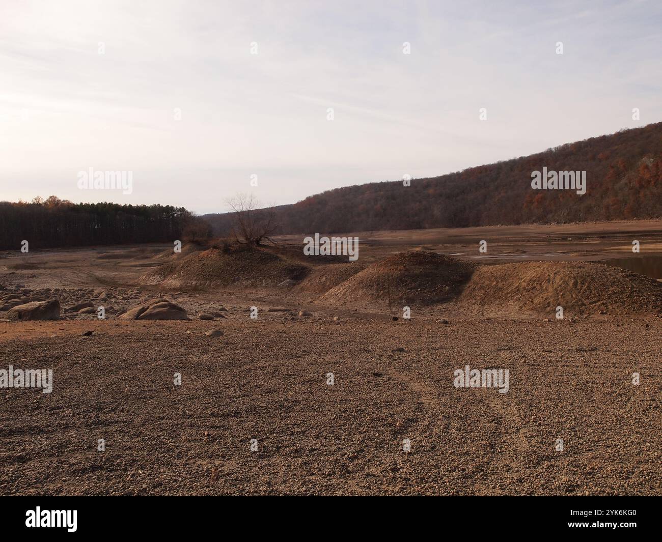 Serbatoio vuoto del New Jersey nella città di West Milford. Basso livello dell'acqua una combinazione di manutenzione e siccità in corso nel New Jersey. Foto Stock
