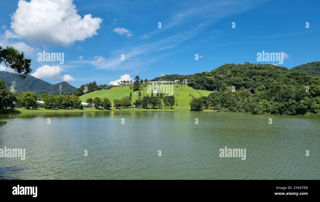 Una splendida vista del Granja Comary a Teresópolis, Brasile, sede del centro di allenamento della nazionale brasiliana di calcio. Lago tranquillo. - Immagine stock catturata con smartphone