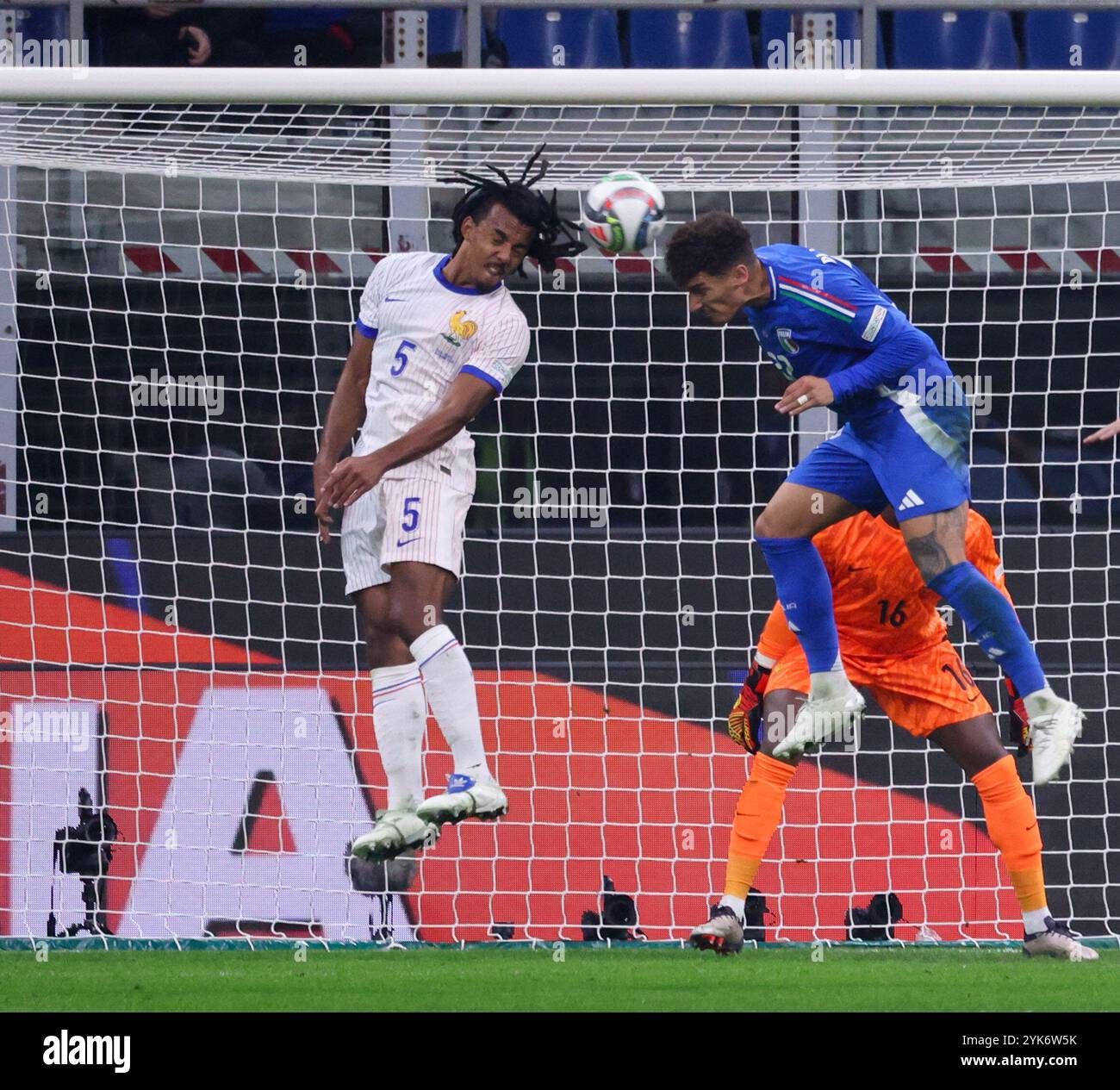 Milano, Milano, Italia. 17 novembre 2024. Durante la prima partita della UEFA National League 17/11/2024 partita di calcio tra Italia e Francia allo Stadio San Siro di Milano. Nella foto: Giovanni di Lorenzo d'Italia - Jules KoundÃ (Credit Image: © Fabio Sasso/ZUMA Press Wire) SOLO USO EDITORIALE! Non per USO commerciale! Foto Stock