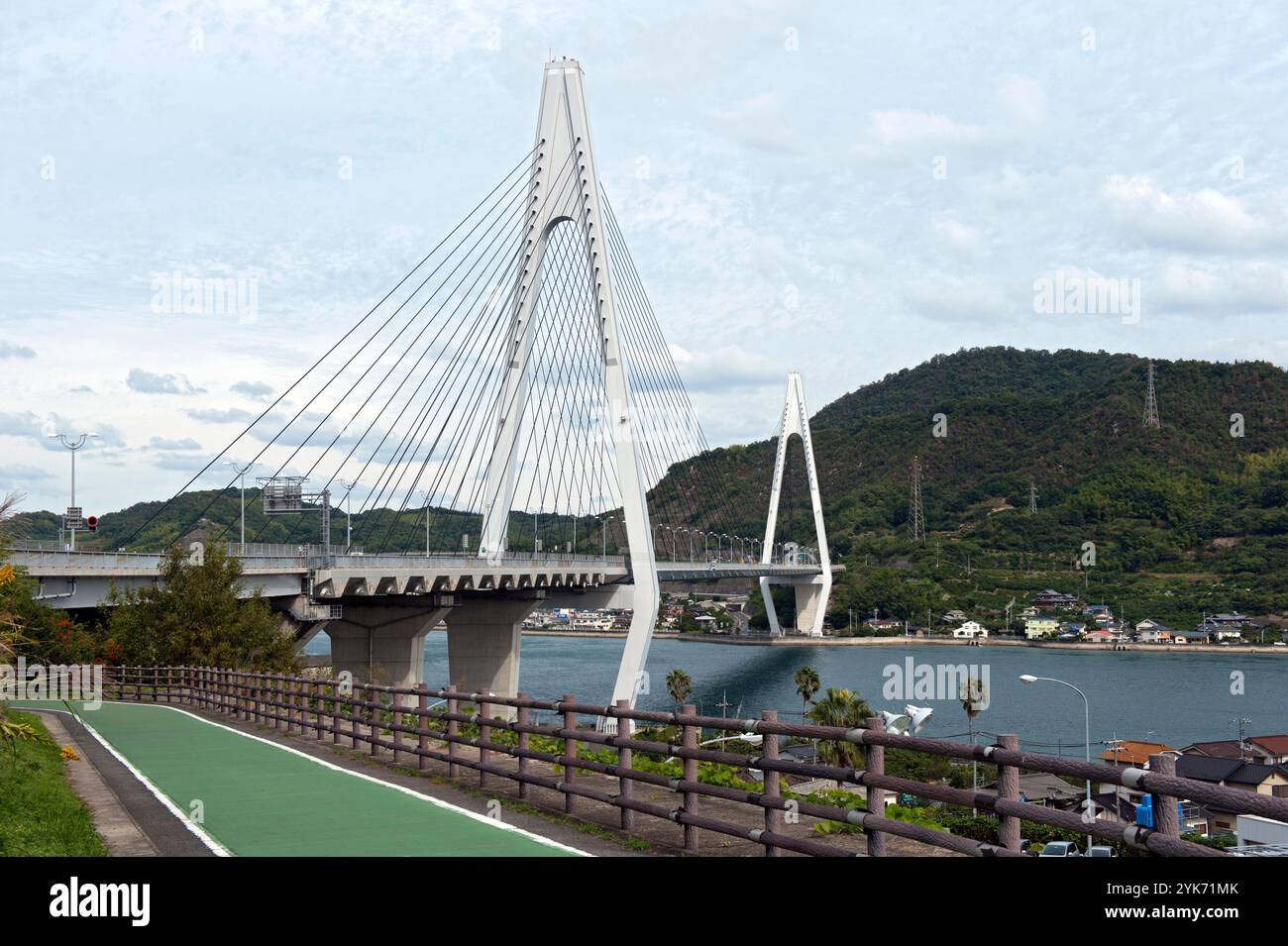 Shimanami Kaido Ikuchi Bridge un percorso ciclistico di 70 chilometri in Giappone che collega Onomichi, prefettura di Hiroshima a Imabari, prefettura di Ehime, Giappone. Foto Stock