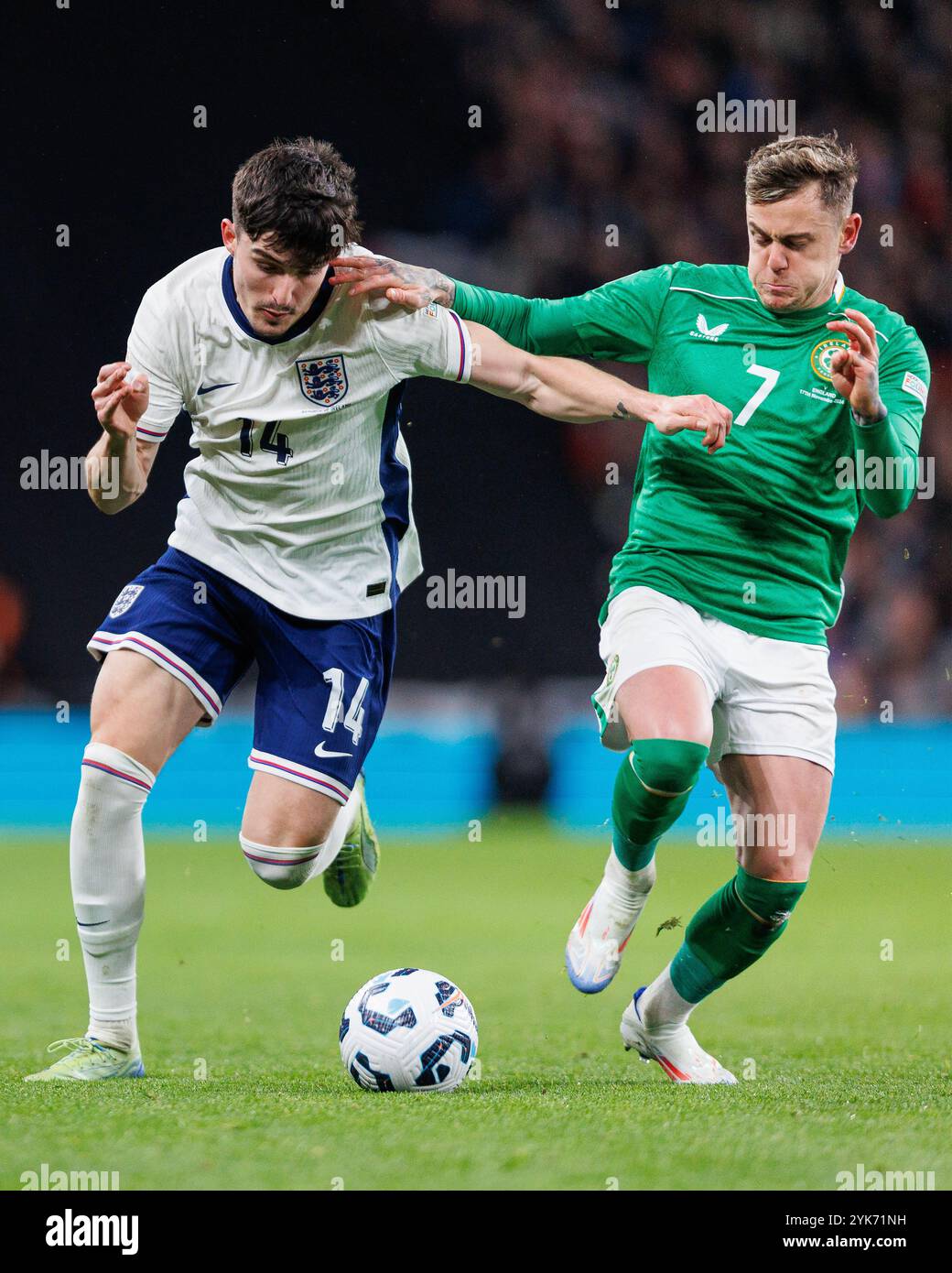 Londra, Regno Unito. 17 novembre 2024. Sammie Szomodics di Irlanda combatte con Tino Livramento d'Inghilterra durante la partita Inghilterra - Repubblica d'Irlanda del primo turno della UEFA Nations League del gruppo F al Wembley Stadium, Londra, Inghilterra, Regno Unito il 17 novembre 2024 Credit: Every Second Media/Alamy Live News Foto Stock