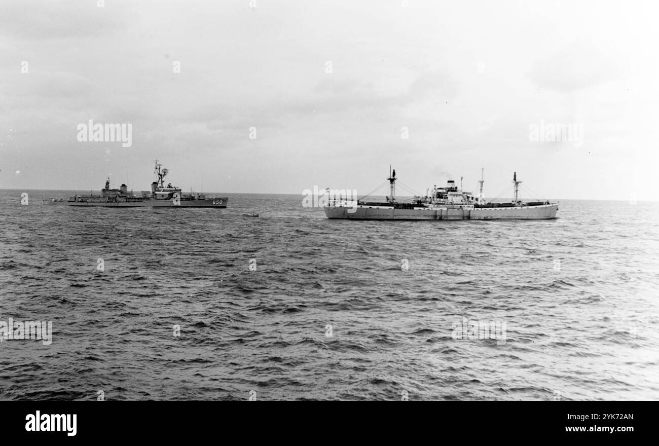 Il cargo libanese MARUCLA è imbarcato da un gruppo della USS JOSEPH P. KENNEDY JR. (DD-850), il 26 ottobre 1962. La MARUCLA è una vecchia nave "Liberty". Foto Stock