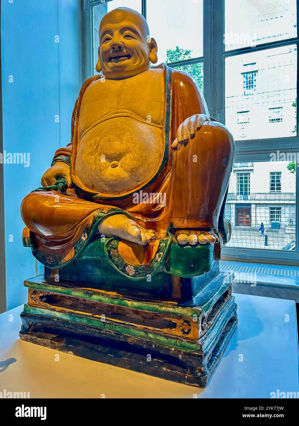 Londra, Inghilterra, dettaglio, esposizione interna, esposizione di Arte Cinese Antica, Collezione, British Museum, 'Stoneware figure of Budai', (monaco buddista) Foto Stock