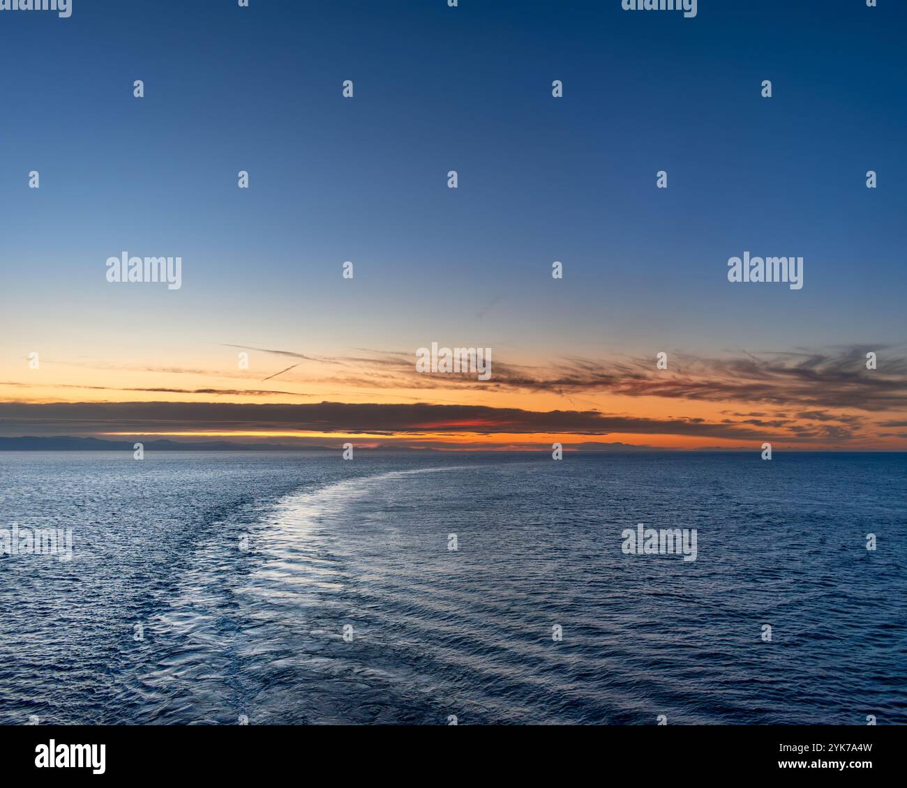 Ammira il mare all'alba con il mare blu e il cielo con i colori dell'alba o del tramonto Foto Stock
