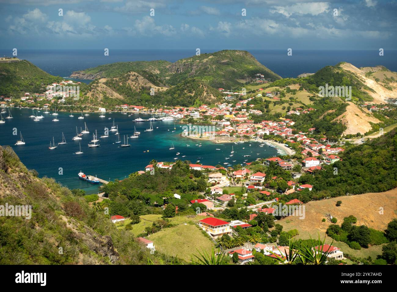 Vista da le Chameau sul trafficato porto di Terre-de-Haut nelle isole Les Saintes, Guadalupa, Caraibi francesi Foto Stock
