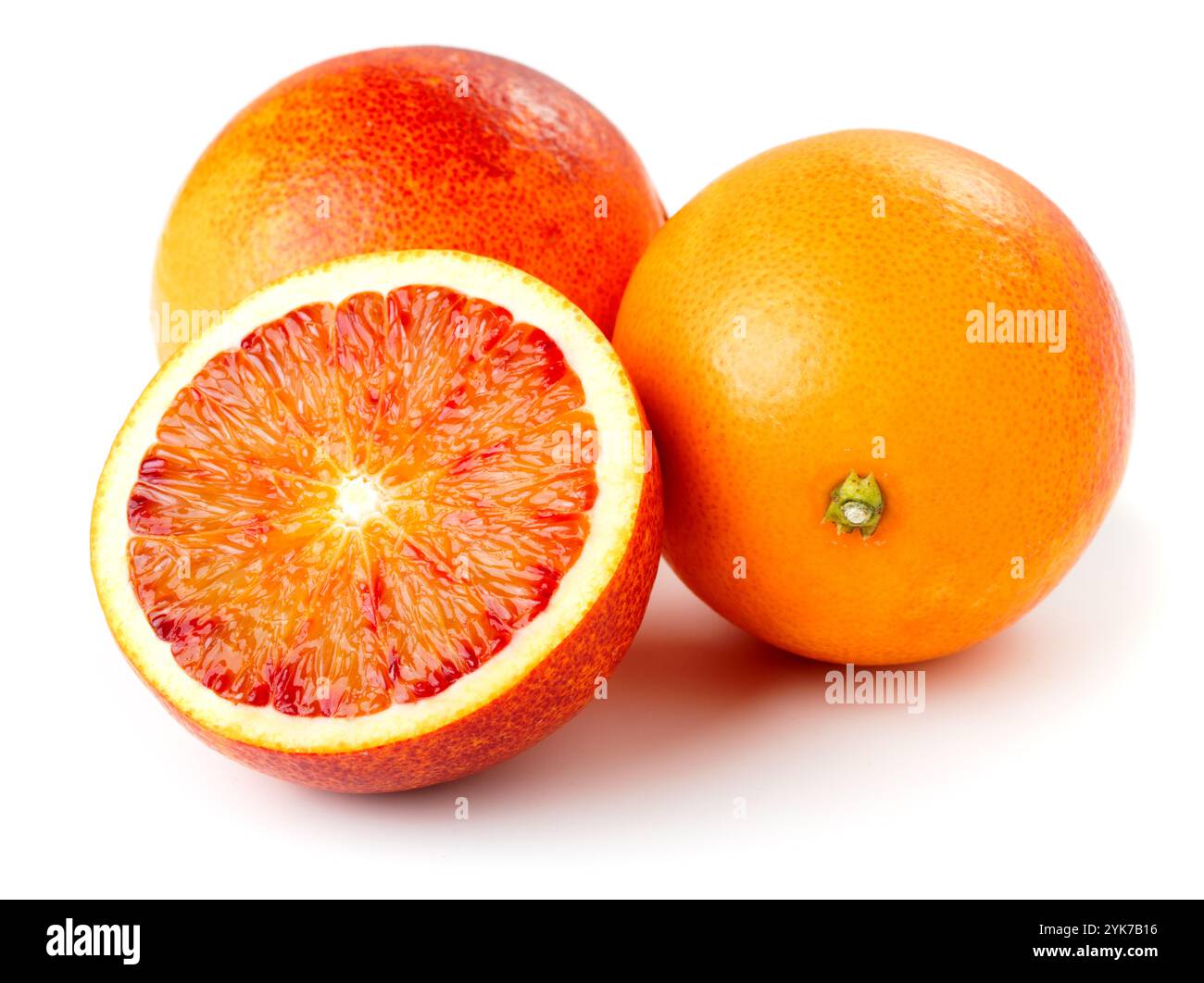 Arance rosse ematiche isolate su sfondo bianco. Foto Stock