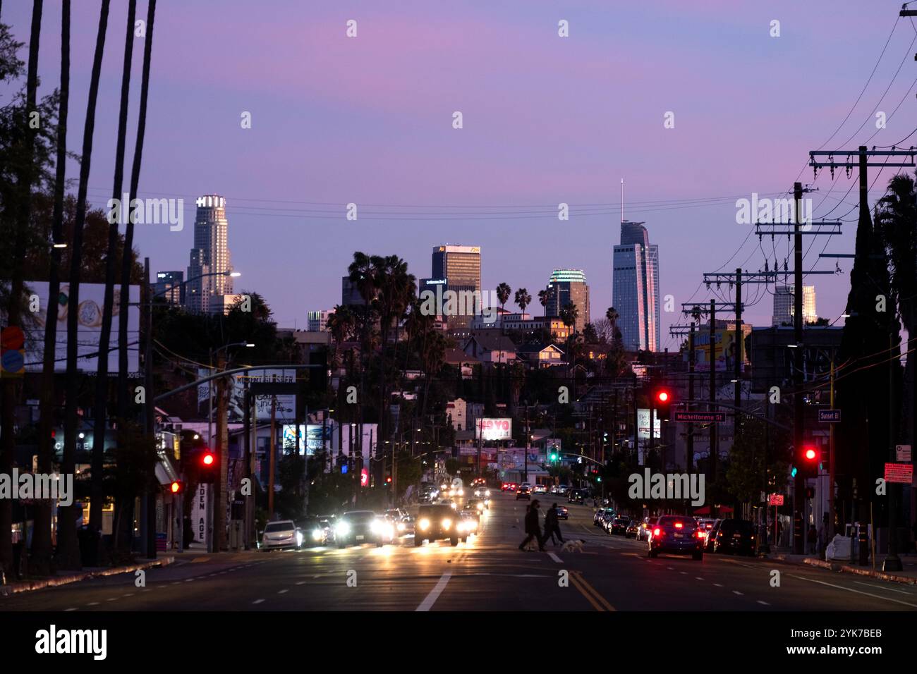 Vista al tramonto sul Sunset Boulevard a Silver Lake con il centro di Los Angeles sullo skyline sotto un cielo rosa Foto Stock