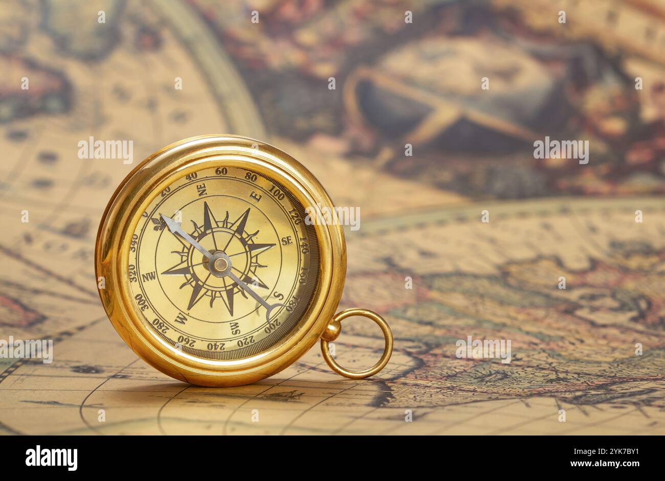 Bussola magnetica retrò sulla vecchia mappa fatta da Henricus Hondius nel 1630 Foto Stock