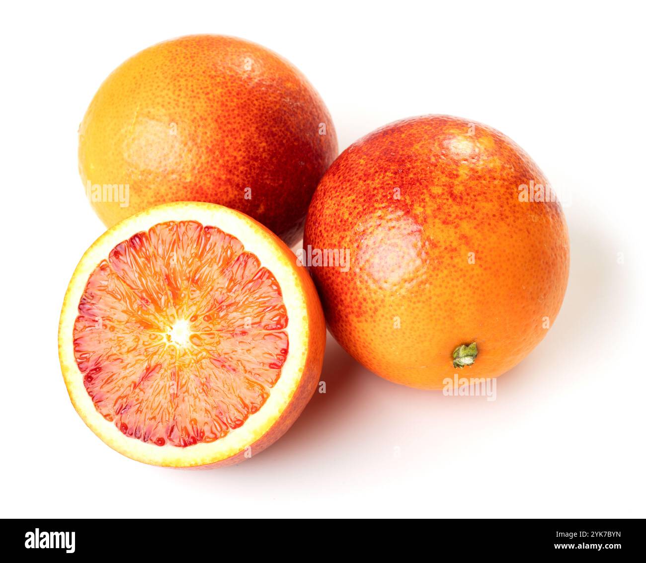 Arance rosse ematiche isolate su sfondo bianco. Foto Stock