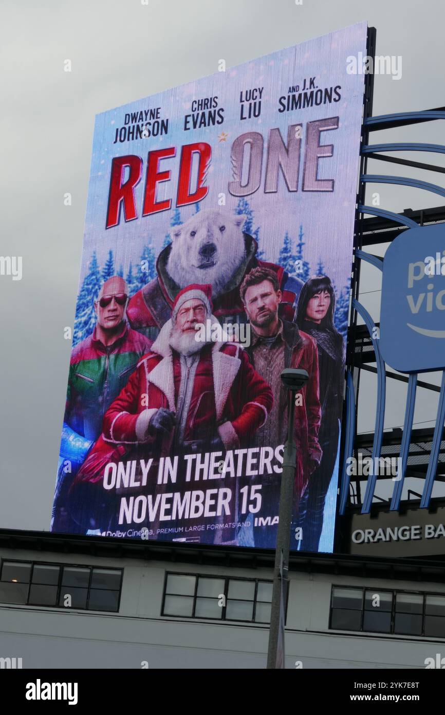 Los Angeles, California, USA 15 novembre 2024 Red One Billboard con Dwayne Johnson, Chris Evans, Lucy Liu e JK Simmons su Sunset Blvd il 15 novembre 2024 a Los Angeles, California, USA. Foto di Barry King/Alamy Stock Photo Foto Stock