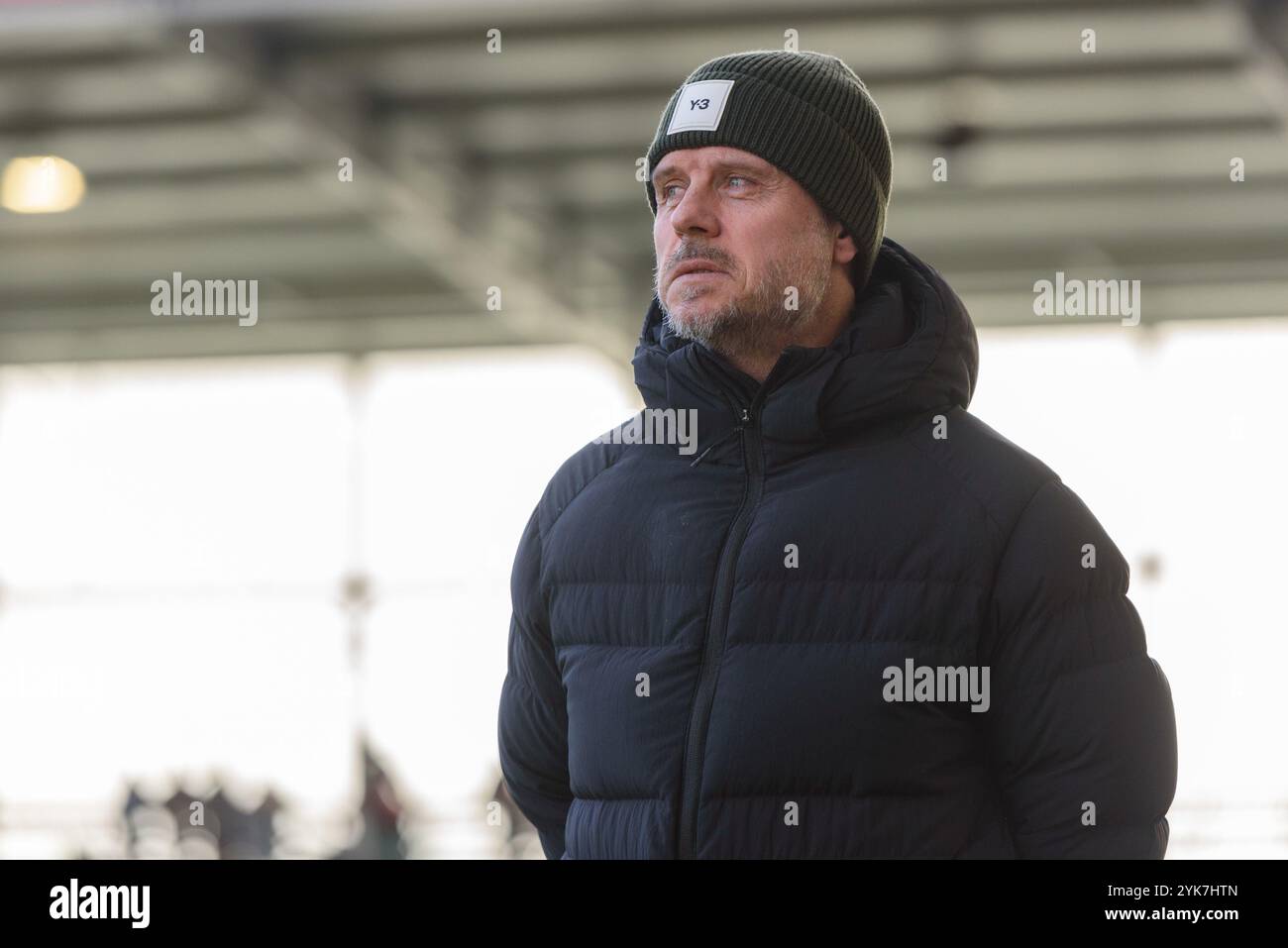 Monaco, Germania. 17 novembre 2024. Monaco, Germania, 17 novembre 2024: Allenatore Alexander Straus (FC Bayern Monaco) prima della partita Google Pixel Frauen-Bundesliga tra FC Bayern Monaco e FC Carl Zeiss Jena al FC Bayern Campus Monaco, Germania. (Sven Beyrich/SPP) credito: SPP Sport Press Photo. /Alamy Live News Foto Stock