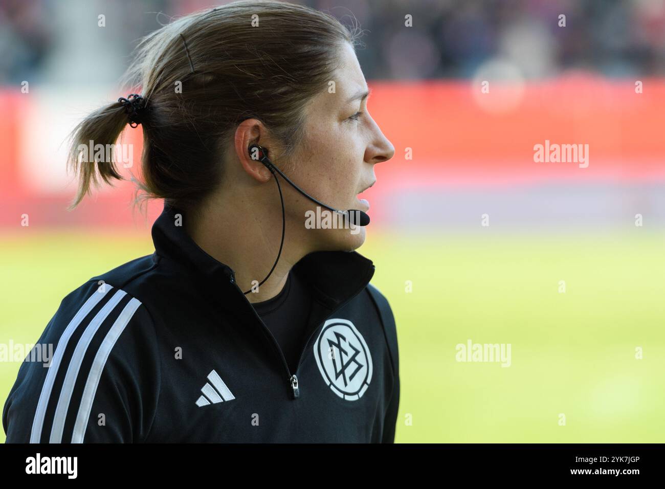 Monaco, Germania. 17 novembre 2024. Monaco, Germania, 17 novembre 2024: Arbitro Karoline Wacker prima del Google Pixel Frauen-Bundesliga match tra FC Bayern Monaco e FC Carl Zeiss Jena al FC Bayern Campus Monaco, Germania. (Sven Beyrich/SPP) credito: SPP Sport Press Photo. /Alamy Live News Foto Stock