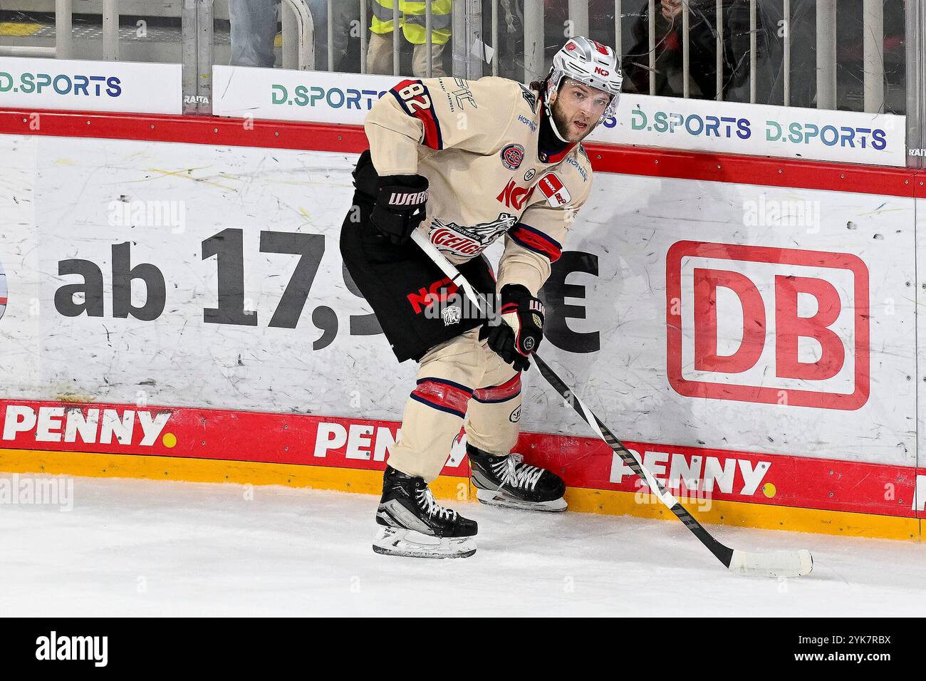 Eishockey DEL 24/25 - 17. Spieltag: Düsseldorfer EG vs Nürnberg Ice Tigers AM 17.11.2024 im PSD Bank Dome a Düsseldorf Nürnbergs Hayden Shaw (Nr.82) foto: Osnapix Foto Stock